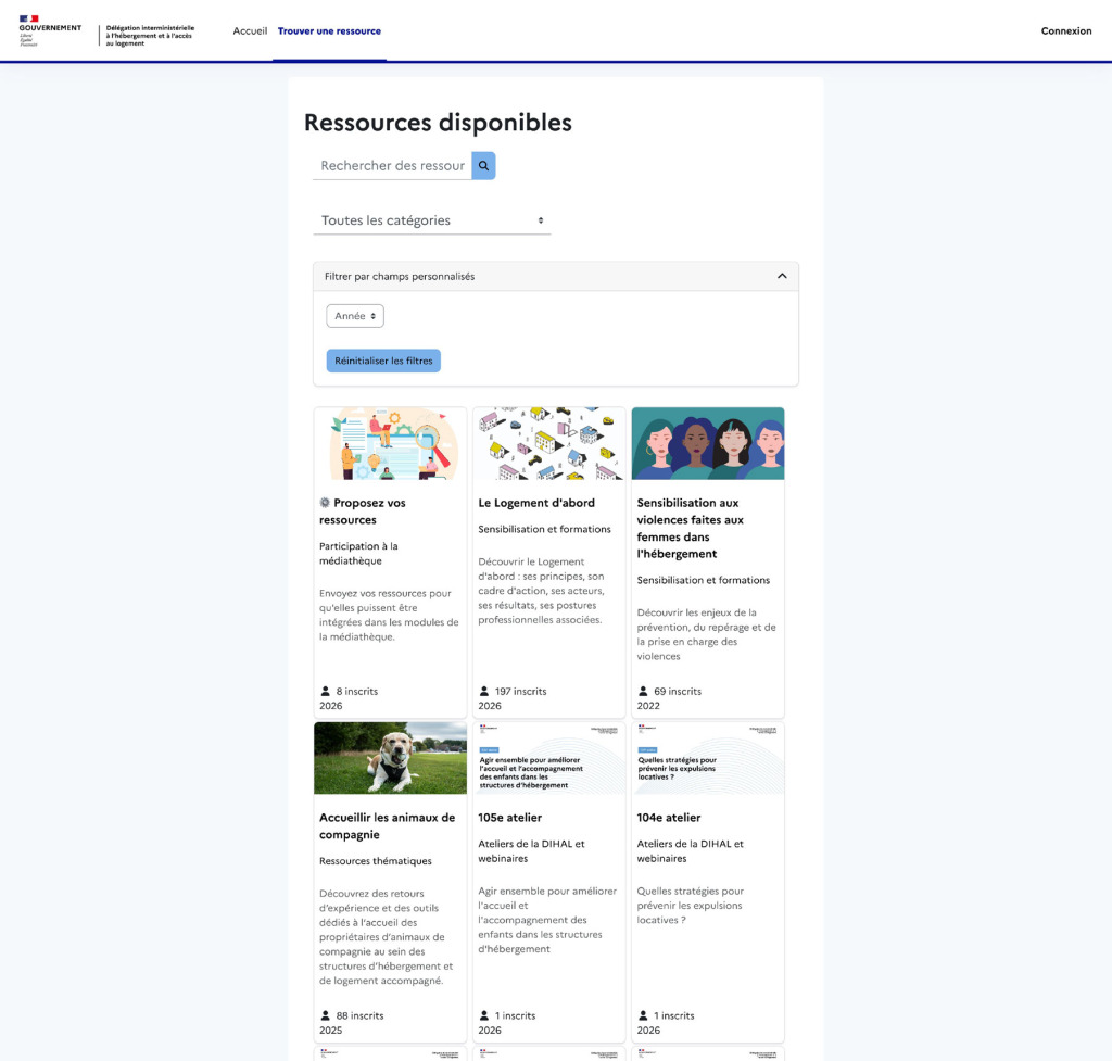 Page "Ressources disponibles" de la Médiathèque DIHAL sur Moodle : catalogue filtrable par catégorie et par année, avec vignettes de modules couvrant sensibilisation, formations et ateliers pour les acteurs de l'hébergement et de l'accès au logement